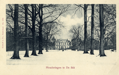 8191 Gezicht in de besneeuwde oprijlaan van het landgoed Houdringe te De Bilt uit het zuiden, met op de achtergrond de ...